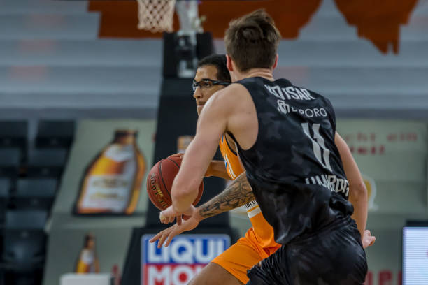 守两端表现 守两端表现